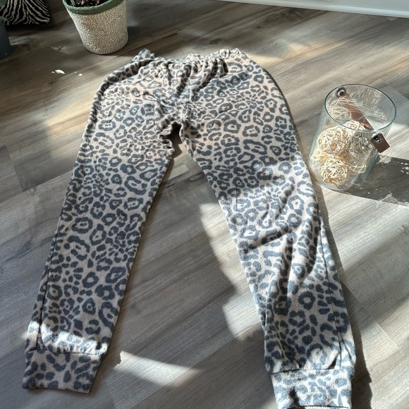 Leopard print Size medium fuzzy cozy pants - Picture 5 of 8